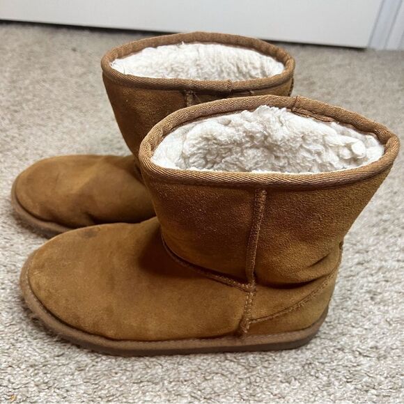 UGG‎ Koolaburra Boots, Size 4 Girls.  Well loved but lots of life left! - Picture 1 of 7